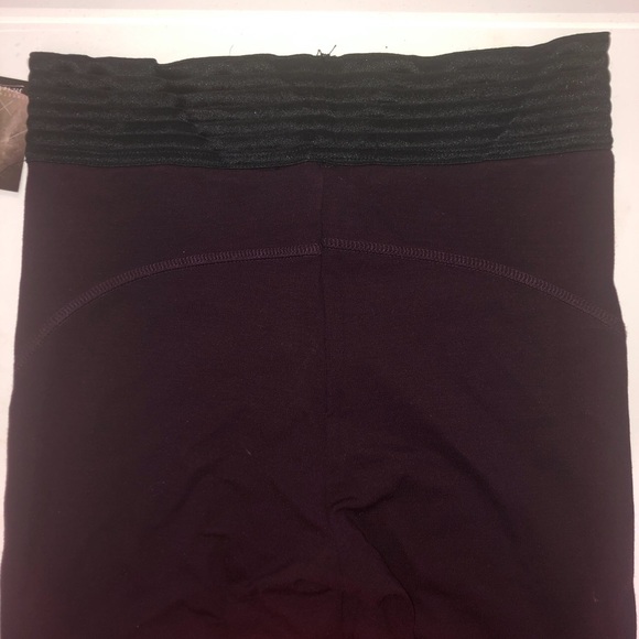 Plum coloured leggings with thick black waistband - Picture 3 of 4